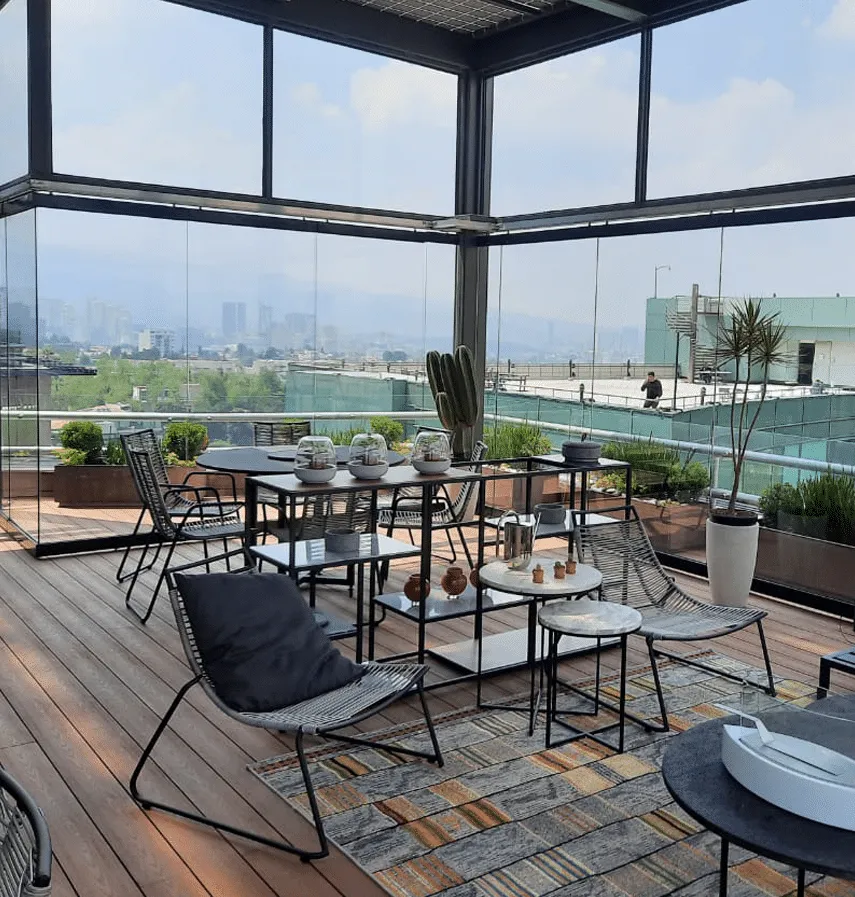 Terraza de un corporativo en Santa Fe, Ciudad de México, con muros de cristal Zurbía
